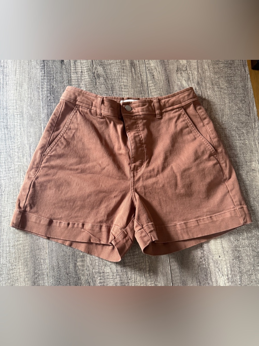 Everlane The Utility Short in rust brown. Size 10. EUC.